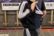 【朗報】駅のホームでダンスする「踊り鉄」が現る…