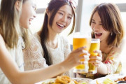【画像】 OLまんさん、昼間から酒を飲んで道路で寝てしまうｗｗｗｗｗｗｗwww