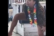 パーティーで自慰行為をした女性が警備員に追い出されるｗｗｗ