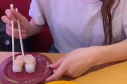 【動画】女さん、寿司を食べる動画で、箸歪む