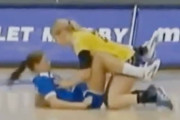 【動画】女子スポーツ史上一番エロい ”神ハプニング”、その瞬間がこちらｗｗｗ