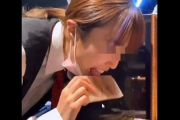 【悲報】港区高級焼肉店でバイトテロ、女性店員が肉を乗せて焼く岩塩プレートを舐めインスタにアップ