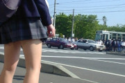 【悲報】女子高生、短いを通り越してついに靴下を履かなくなる