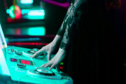 【画像】音ゲー女子のパンチラがエロいデカケツｗｗｗ