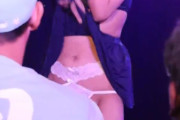 【動画】ぐうかわ眼鏡アイドルさん、パンツを見せつけてしまうｗ