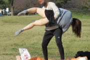【写真】公園でプロレス技をかけられた女子、パンチラしてしまう