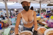 【動画】屋台のお姉さんが下着姿で接客！！巨乳がハミ出しすぎと話題にｗｗｗｗ