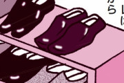 縦漫画・靴をピカピカに磨いて革靴にパンチラを映す男
