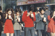 【画像】昔はこんな風に歩きながらカップヌードル食うのがナウかったってマジ？