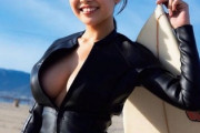 【画像】Gカップ現役JKサーファーウエットスーツのチャックを降ろしすぎて生乳がポロリしてしまう