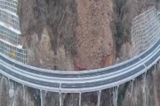 【画像】中国、とんでもない場所に高速道路を作ってしまうｗｗ
