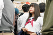 満員電車で羽交い絞めにされセーラー服の下から見えた乳首を強●開発される爆乳女子○生 夕美しおん