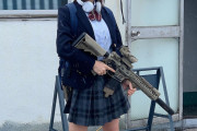 【コスプレイヤー】えなこ「制服と機関銃」で快感　インスタに公開したJK風の一枚にフォロワー歓喜
