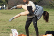 【画像あり】公園でプロレス技をかけられた女子、パ●チラしてしまう