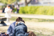 【画像】お花見にスカートで来てる女の子のパンツ祭り
