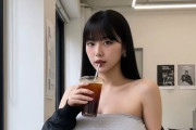 【画像】こんな乳して朝っぱらからアイスコーヒー頼むなんて舐めてんの?