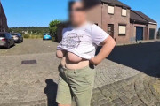 太ったおばさんが乳首を露呈して街中を歩き回ってますｗｗｗ