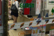 【画像】コンビニにやたら短いスカート履いてるのいたんやがｗｗ