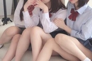 【画像】女子高生3人組、ソファに足を載せてパンツを見せる
