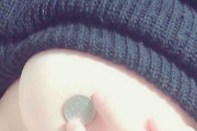 【画像】Twitter裏垢JKの間で100円玉で乳首を隠す｢#100円玉チャレンジ｣が流行中