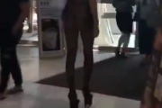 【動画】ショッピングモールをドスケベ格好で歩き回るまんさんwwwwwwwww
