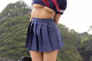 極短いセーラー服から下乳ちらり
