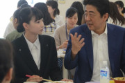 【画像】安倍晋三　めちゃくちゃ美人な女の子と一緒にランチを楽しむ姿を撮られる
