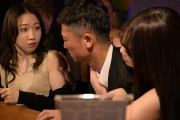 ハプニングバー 人妻NTR 「あなたのためよ…」と言っていた妻がいつしか群がる男たちに夢中になっていた。 水戸かな