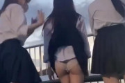 【悲報】女子○生さん、ノリで友達のパンツをめくった後、SNSでパンチラ投稿してしまう←(動画あり)