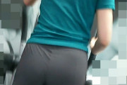 【画像】こういうお尻のラインまでくっきり見えるヨガパンツ履いてジム来る女って