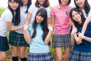 【悲報】女子高生7人組、エ■すぎる水着を無理やり着せられてしまうwwwww