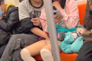 【エロ動画 素人】 電車内で手マンされてる陰キャ女子が見つかる