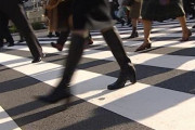 なぜ日本の道路システムは車両優先で歩行者がないがしろにされるのか？
