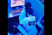 ネットカフェのオープン座席でセックスしているカップルが撮影されるｗｗｗ