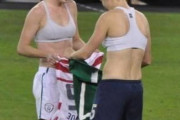 【画像】女子サッカー選手、試合終了後にお互いユニフォーム交換をする【スポーツブラ】