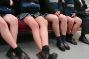 【画像】女子高生さん、いくらなんでも生足がえっちすぎるwwwwwww