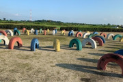 大人「タイヤをカラフルにペイントして公園に埋めたら子供達大喜びやろなぁ(ﾆﾁｬｱ」