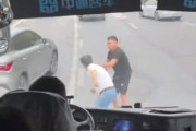 【動画】中国名物、運転手同士の路上格闘かこちらｗｗｗ