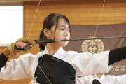 【画像】弓道女子がえっちな胸当てをつける理由が判明wwwwwww