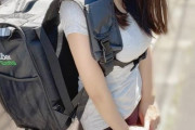 【画像】超美人のUber eats配達員のお姉さん