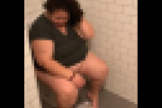 女性がトイレをしているところに入って撮影しているｗｗｗ