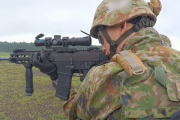 【画像あり】自衛隊員の銃の構え方ｗｗｗｗｗｗｗｗｗｗ