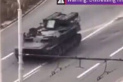 【動画】ロシア軍、一般市民の虐殺開始。戦車で走る乗用車を踏み潰し始める?