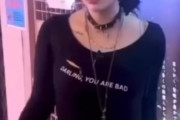 【動画】海外のパンク姉ちゃん、煙草吸ってたらいきなりおっぱいを剥かれるｗｗｗｗｗｗ
