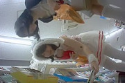 【盗撮動画】アニコス・ナース・婦警のコスプレ娘たちを逆さ撮りしたハロウィン期間中のコンビニ店内パンチラ