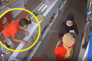 【動画】携帯ショップの女店員3人、池沼オ○ニー男に襲われる