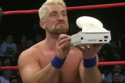 【動画】プロレスラー、試合中に突然ドリームキャストを取り出し相手をぶん殴ってしまうｗｗｗｗｗｗ