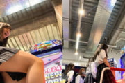 JKが体感型ゲームにプレイ夢中で真下からパンツを盗撮されてしまう