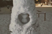 【画像】夜の公園に雪だるまの家あったんやがｗｗｗｗｗｗｗ