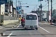 【動画】軽自動車、バイクを煽って追い抜き幅寄せし急ブレーキ→バイクは追突し吹っ飛ぶ